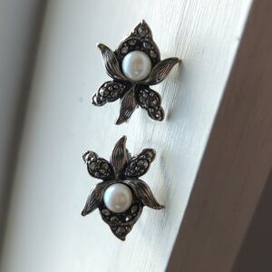 Vintage Avon clip on orchid iris design floral earrings silver tone faux…